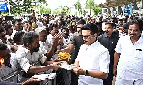 மதுரை சென்றடைந்தார் முதல்-அமைச்சர் மு.க. ஸ்டாலின்: திமுகவினர் உற்சாக வரவேற்பு