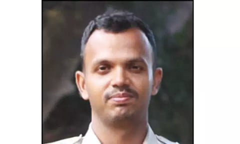 18 பவுன் நகை, ரூ.1½ லட்சம் கையாடல்; போலீஸ் சப்-இன்ஸ்பெக்டர் அதிரடி கைது