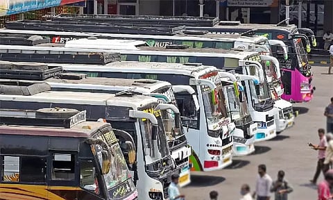 பள்ளிகள் நாளை திறப்பு: ஆம்னி பஸ் கட்டணம் பன்மடங்காக உயர்வு