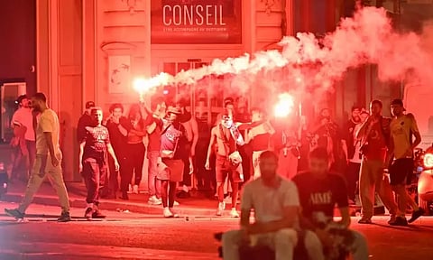 பிரான்ஸ்: வெற்றி கொண்டாட்டத்தில் வன்முறை பரவியதில் 2 பேர் பலி; 192 பேர் காயம்