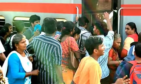 கோடை விடுமுறை நிறைவு: சொந்த ஊர்களில் இருந்து படையெடுக்கும் மக்கள் - ரெயில் நிலையங்களில் அலைமோதும் கூட்டம்