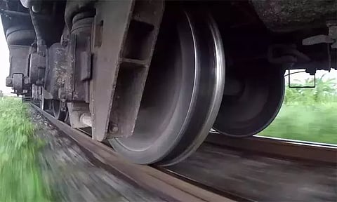 தண்டவாளத்தில் கிடந்த இரும்பு கம்பி; ரெயிலை கவிழ்க்க சதியா? - உத்தர பிரதேசத்தில் பரபரப்பு