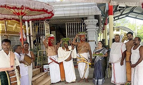 அப்பலாயகுண்டா பிரசன்ன வெங்கடேஸ்வரர் கோவிலில் ஆழ்வார் திருமஞ்சனம்