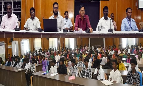 தமிழ் வழியில் பயின்ற மாணவர்களுக்கு அரசு வேலைவாய்ப்பில் 20 சதவீதம் இடஒதுக்கீடு: கலெக்டர் இளம்பகவத் பேச்சு