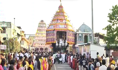 திருநள்ளாறு சனீஸ்வரர் கோவிலில் தேரோட்டம்: திரளான பக்தர்கள் பங்கேற்பு