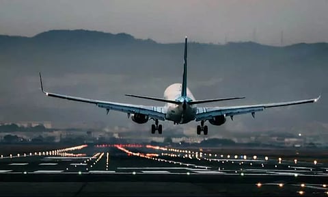 சென்னை: விமானம் மீது பட்ட லேசர் ஒளியால் பரபரப்பு