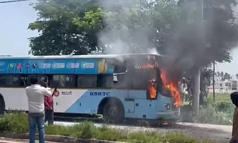 கர்நாடகத்தில் சாலையில் சென்ற அரசு பஸ் திடீரென தீப்பற்றி எரிந்ததால் பரபரப்பு