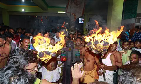 சிங்கம்புணரியில் கழுவன் விரட்டு திருவிழா