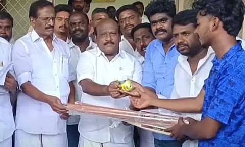 750 பேருக்கு கிரிக்கெட் உபகரணங்களை வழங்கிய அமைச்சர்