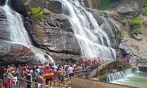 குற்றாலத்தில் குவிந்த சுற்றுலா பயணிகள்.. அருவிகளில் ஆனந்த குளியல்