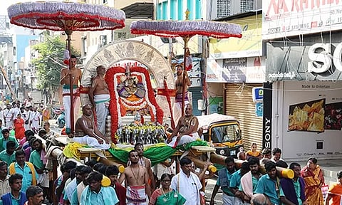 திருப்பதி பிரம்மோற்சவம்: பிரகாசமான சூரியபிரபை வாகனத்தில் கோவிந்தராஜ சுவாமி வீதி உலா