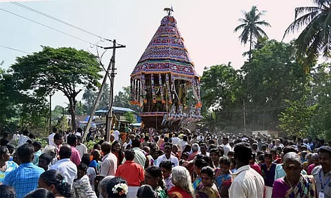 பட்டீஸ்வரம் தேனுபுரீஸ்வரர் கோவில் தேரோட்டம்- திரளான பக்தர்கள் தேர் இழுத்தனர்