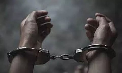 உத்தர பிரதேசம்; கோவிலுக்கு சென்ற நீதிபதியின் தாலி செயின் திருட்டு - 10 பெண்கள் கைது