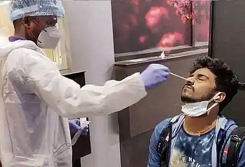 மராட்டியம்: ஒரே நாளில் 77 பேருக்கு கொரோனா பாதிப்பு உறுதி