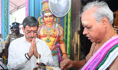 சிறுவாபுரியில் கவர்னர் ஆர்.என்.ரவி சாமி தரிசனம்