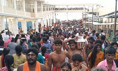 திருச்செந்தூரில் முருகப்பெருமானை தரிசனம் செய்ய குவிந்த பக்தர்கள்