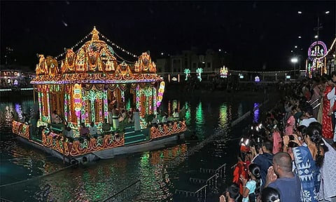 திருச்சானூர் தெப்போற்சவம்: அலங்கார தெப்பத்தில் எழுந்தருளி பவனி வந்த பத்மாவதி தாயார்