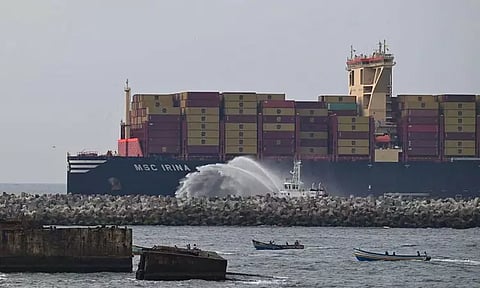 உலகின் மிகப்பெரிய சரக்கு கப்பல் விழிஞ்ஞம் துறைமுகம் வந்தது