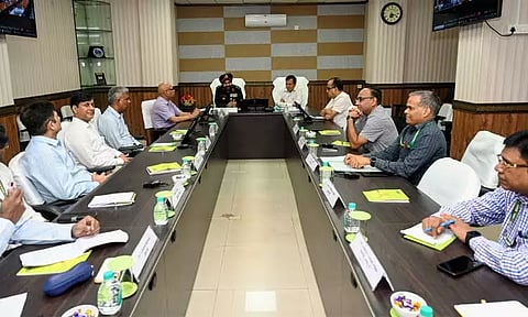 கவச வாகன உற்பத்தி நிறுவனத்தில் இந்திய ராணுவ தென்னிந்திய பகுதி தளபதி ஆலோசனை