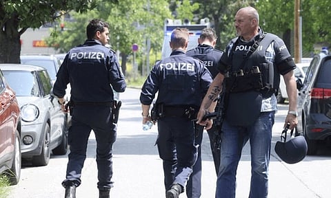 ஆஸ்திரியாவில் பள்ளிக்குள் புகுந்து துப்பாக்கி சூடு: 8 பேர் பலி