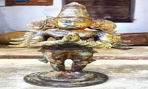 கிணறு தூர்வாரும்போது கிடைத்த ஐம்பொன் கருடாழ்வார் சிலை