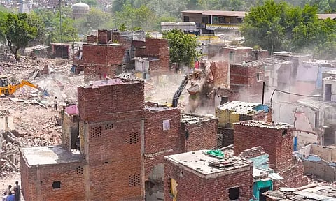 டெல்லி: அரசு நிலத்தை ஆக்கிரமித்து கட்டப்பட்ட வீடுகள் புல்டோசர் கொண்டு இடிப்பு