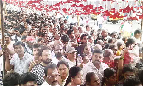 திருவண்ணாமலை அருணாசலேஸ்வரர் கோவிலில் பவுர்ணமியை முன்னிட்டு 2-வது நாளாக அலைமோதிய பக்தர்கள் கூட்டம்