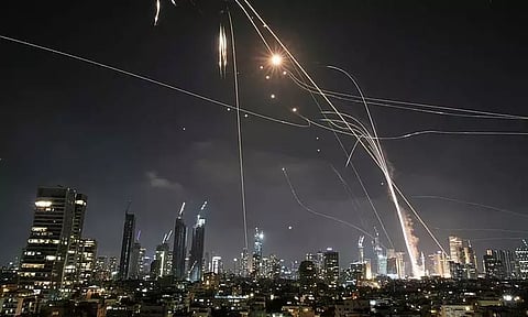 இஸ்ரேல் மீது ஈரான் ஏவுகணை தாக்குதல் - 3 பேர் பலி