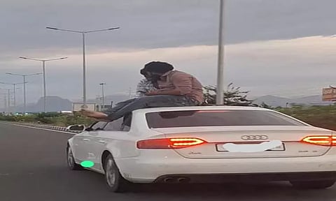 தேசிய நெடுஞ்சாலையில் ஆபத்தான பயணம்: 2 வாலிபர்கள் கைது