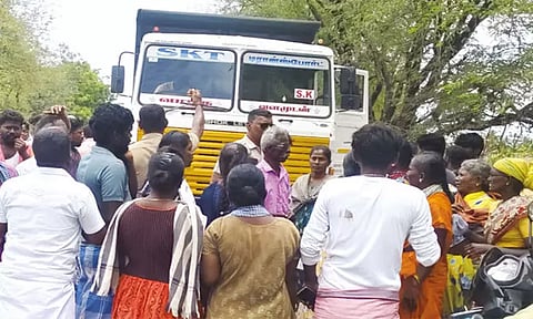 பைக் மீது லாரி மோதி கைக்குழந்தை உள்பட 3 பேர் படுகாயம்: கிராம மக்கள் சாலைமறியல்