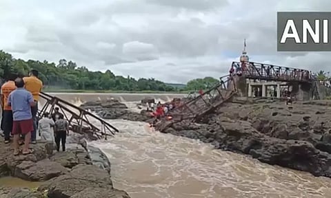 புனே அருகே ஆற்றுப்பாலம் இடிந்து விபத்து - நீரில் அடித்துச் செல்லப்பட்ட 20 பேரின் நிலை என்ன?