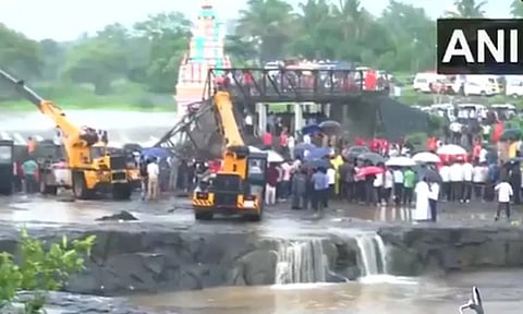 புனேவில் பாலம் இடிந்து விபத்து; 2 பேர் உயிரிழப்பு - மராட்டிய முதல்-மந்திரி நிவாரணம் அறிவிப்பு