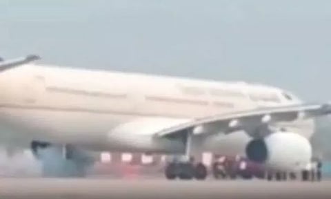 ஹஜ் பயணிகள் வந்த விமானத்தில் தீ - உத்தர பிரதேசத்தில் பரபரப்பு