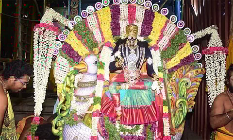 ஜெனகை மாரியம்மன் கோவில் திருவிழா- அன்ன வாகனத்தில் அம்மன் ஊர்வலம்