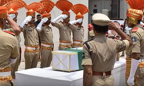 விமான விபத்தில் உயிரிழந்த விஜய் ரூபானியின் உடல் தகனம்