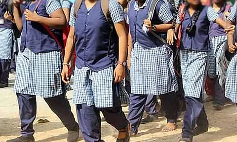 விஷம் குடித்து வந்து வகுப்பறையில் மயங்கிய 2 மாணவிகள்.. காரணம் என்ன..?