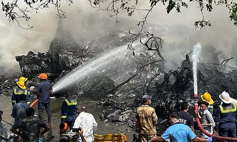 விமான விபத்தில் பாலிசிதாரர், வாரிசு மரணம்.. இழப்பீடு அளிப்பதில் காப்பீட்டு நிறுவனங்கள் திணறல்