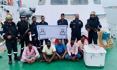 காக்கிநாடா துறைமுகம் அருகே கப்பலில் அத்துமீறி நுழைந்த 5 பேர் கைது