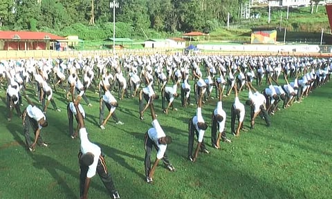 சர்வதேச யோகா தினம்.. வெலிங்டன் ராணுவ மைய பகுதியில் பயிற்சி செய்த வீரர்கள்
