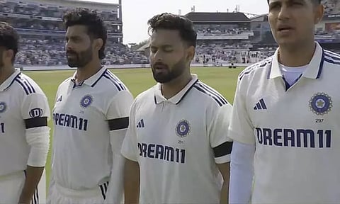 அகமதாபாத் விமான விபத்து: கருப்பு பட்டை அணிந்து விளையாடும் இந்தியா, இங்கிலாந்து வீரர்கள்