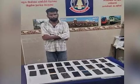 சென்னை புறநகர் மின்சார ரெயில்களில் செல்போன் திருட்டில் ஈடுபட்ட இளைஞர் கைது