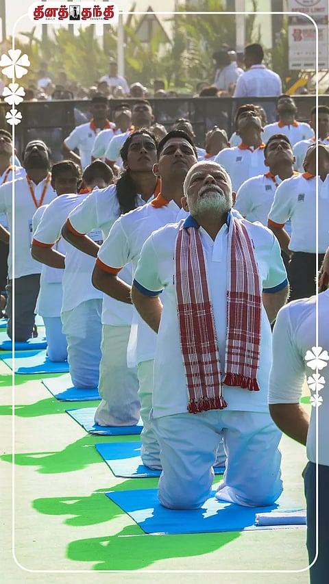 சர்வதேச யோகா தினம்: மக்களோடு மக்களாக யோகா செய்யும் முக்கிய தலைவர்கள்!