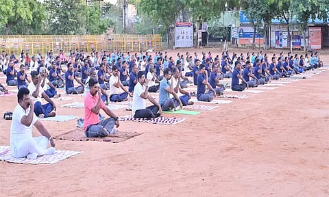 சர்வதேச யோகா தினம்: நெல்லை மாநகர போலீசாருக்கு யோகா பயிற்சி