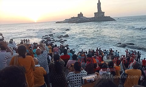 வார விடுமுறை : கன்னியாகுமரியில் குவிந்த சுற்றுலா பயணிகள்