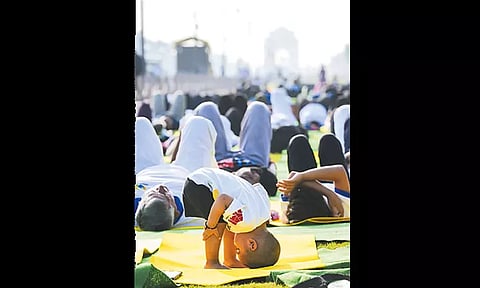 நான் இப்படிதான் யோகா செய்வேன்; கவனம் ஈர்த்த சுட்டிக்குழந்தையின் செயல்