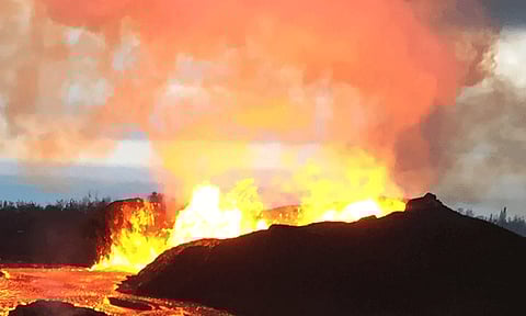 ஹவாய் தீவில் வெடித்து சிதறிய எரிமலை