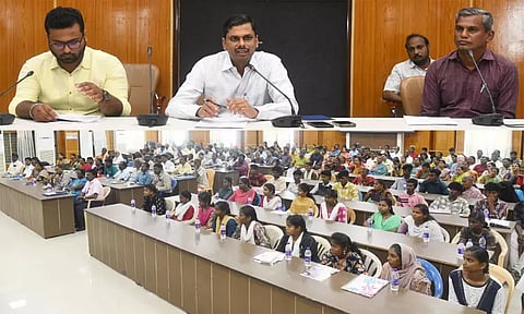 தூத்துக்குடியில் குழந்தைகளின் படிப்பை யாரேனும் தடுத்தால் நடவடிக்கை: கலெக்டர் இளம்பகவத் எச்சரிக்கை