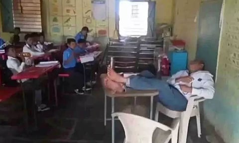 பள்ளி வகுப்பறையில் குறட்டை விட்டு தூங்கிய ஆசிரியர்