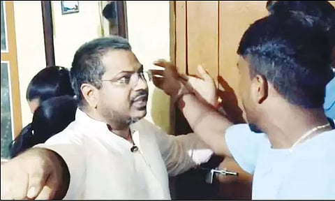 மடாதிபதியுடன் ஒரே அறையில் தங்கிய தாய், மகள்... அடுத்து நடந்த பரபரப்பு