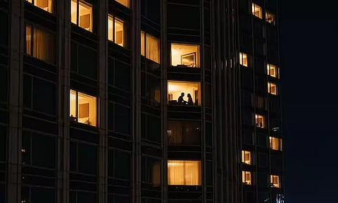 உல்லாசத்தில் ஜன்னல் திரையை மூட மறந்த காதலர்கள்: போக்குவரத்து நெரிசலால் திணறிய மேம்பாலம்